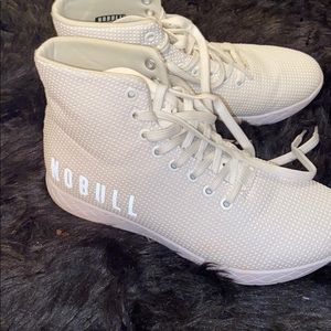Tennis shoes